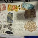 Entre os materiais apreendidos estavam 159 pedras de crack, 88 pinos de cocaína, 115 gramas de maconha, um radiocomunicador e R$ 423,50 em dinheiro. - Foto: Cortesia PM