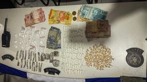 Entre os materiais apreendidos estavam 159 pedras de crack, 88 pinos de cocaína, 115 gramas de maconha, um radiocomunicador e R$ 423,50 em dinheiro. - Foto: Cortesia PM