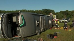 Ônibus com 43 passageiros tombou em Jaboticabal - Foto: Reprodução/EPTV