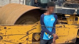 Suspeito foi imobilizado e preso a uma das máquinas - Foto: Reprodução/Redes sociais