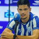 O zagueiro Lucão em apresentação oficial com camisa azulina - Divulgação / CSA