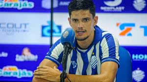 O zagueiro Lucão em apresentação oficial com camisa azulina - Divulgação / CSA