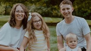 Imagem Mãe revela sinal sutil que levou ao diagnóstico de 'Alzheimer infantil' da filha aos 3 anos