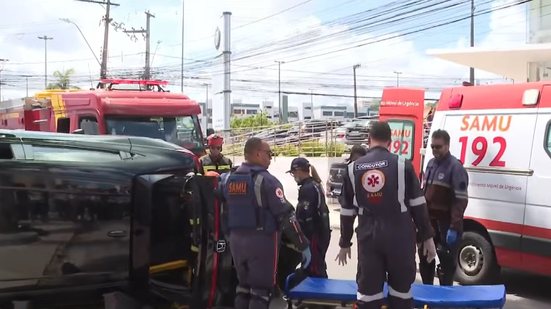 Carro tomba em acidente com motocicleta e duas pessoas ficam feridas em Cruz das Almas - Reprodução / TV Pajuçara