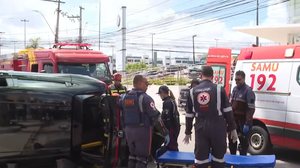 Carro tomba em acidente com motocicleta e duas pessoas ficam feridas em Cruz das Almas - Reprodução / TV Pajuçara