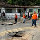 Imagem Após afundamento do asfato, Prefeitura interdita rua em Chã da Jaqueira