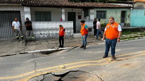 Imagem Após afundamento do asfato, Prefeitura interdita rua em Chã da Jaqueira