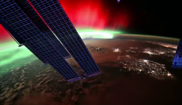 夜空 Vídeo mostra aurora boreal durante a mais forte tempestade solar
