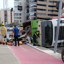 Caminhão de coleta de lixo tomba na orla de Ponta Verde - Reprodução