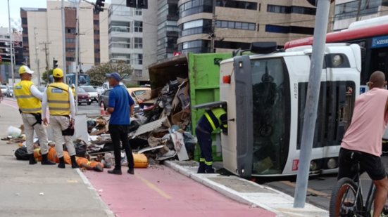 Caminhão de coleta de lixo tomba na orla de Ponta Verde - Reprodução