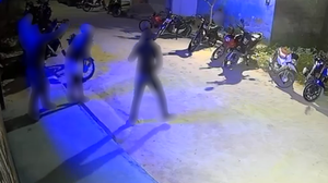 Jovem participava de evento no interior de um bar, foi abordado pelos criminosos e conduzido para a calçada, onde foi executado a tiros - Foto: Reprodução