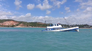 A embarcação, identificada como “Gold Silver”, estava ancorada na costa de Japaratinga - Foto: Reprodução