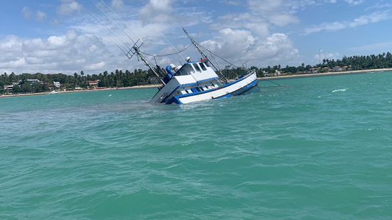 A embarcação, identificada como “Gold Silver”, estava ancorada na costa de Japaratinga - Foto: Reprodução - Foto: Reprodução