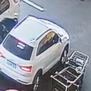 Imagens de câmeras de segurança do estacionamento registraram a ação - Foto: Reprodução