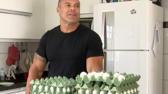 Emerson aproveita o momento para reforçar a proteína sem pesar tanto no orçamento. - Foto: Reprodução/TV Pajuçara