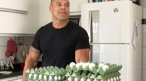 Emerson aproveita o momento para reforçar a proteína sem pesar tanto no orçamento. - Foto: Reprodução/TV Pajuçara