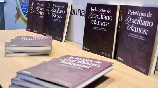 Lançamento de obra sobre o gestor Graciliano Ramos fez parte da programação do TCE na Feira dos Municípios Alagoanos - Foto: Agência Alagoas