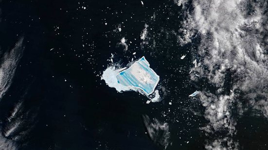 Imagem feita na Estação Espacial Internacional mostra detalhes do iceberg A23a em processo de desintegração - Divulgação / NASA