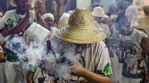 Mostra fotográfica convida o público a atravessar preconceitos e reconhecer a força ancestral das religiões de matriz africana - Foto: Carolina Thalassa