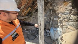 Agentes do órgão realizam a vistoria na residência e orientam o morador a contratar profissional habilitado para a realização de reparos. - Foto: Defesa Civil Maceió