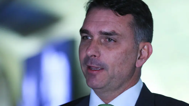 Publicamente, Flávio Bolsonaro defende reajuste de aposentadorias acima da inflação