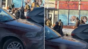 No sábado (24), o enfermeiro Alex Pretti, 37, foi morto a tiros enquanto filmava uma operação do ICE em Minnesota - Reprodução / Folha de S Paulo