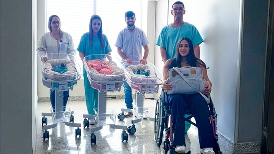 Equipe do Hospital da Cidade acompanha alta hospitalar da família, simbolizando o trabalho integrado e humanizado que garantiu segurança, cuidado e evolução positiva para a mãe e os bebês. - Foto: David Silas/Ascom Maceió Saúde