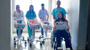 Equipe do Hospital da Cidade acompanha alta hospitalar da família, simbolizando o trabalho integrado e humanizado que garantiu segurança, cuidado e evolução positiva para a mãe e os bebês. - Foto: David Silas/Ascom Maceió Saúde