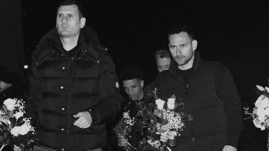 Jogadores do PAOK prestam homenagens às vítimas do acidente na Romênia - Reprodução / PAOK