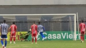 O camisa 1 foi um dos destaques da equipe ribeirinha e chegou a pegar um pênalti de cavadinha do atacante Ciel - Reprodução / Penedense