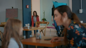 Hoje na novela Mãe: Melek vai atrás de Zeynep, mas tem uma profunda decepção com a mãe adotiva e volta para casa arrasada - Divulgação / RECORD