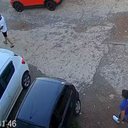 Momento em que Lucas aborda David e esconde a faca atrás do corpo - Reprodução