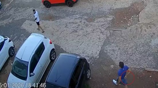 Momento em que Lucas aborda David e esconde a faca atrás do corpo - Reprodução