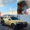 Montagem com imagem de arquivo de uma viatura da 1ª Cia. Independente e a imagem menor de onde a vítima foi encontrada morta - Reprodução / PM-AL | Reprodução / Redes sociais