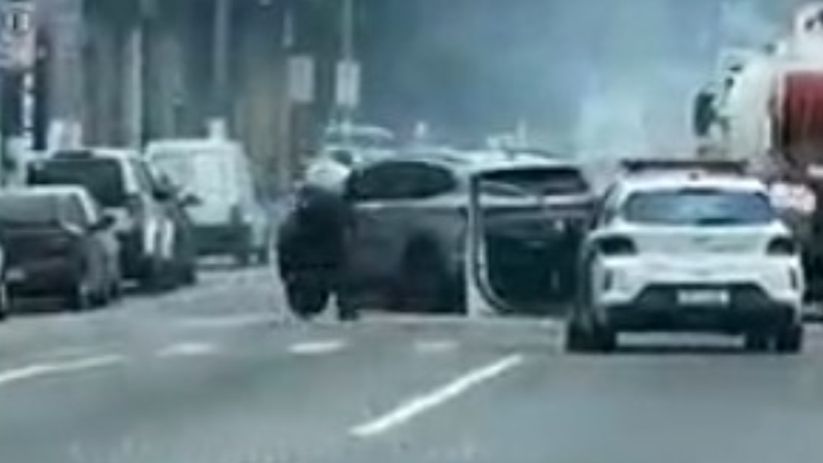 Mulher feita refém em roubo de carro morre durante tiroteio entre bandidos e polícia