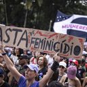 Manifestantes se reuniram no início do ano em frente ao MASP, em ato organizado pelo coletivo Levante Mulheres Vivas, protestando contra o aumento dos casos de feminicídio e a violência contra a mulher - Bruno Santos / Folhapress