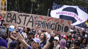 Manifestantes se reuniram no início do ano em frente ao MASP, em ato organizado pelo coletivo Levante Mulheres Vivas, protestando contra o aumento dos casos de feminicídio e a violência contra a mulher - Bruno Santos / Folhapress