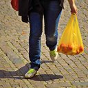 Voltar caminhando para casa carregando sacolas é um dos exemplos de microdose de exercícios - Pixabay