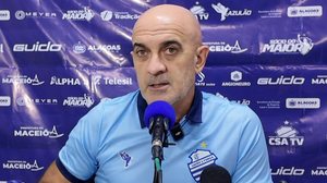 O técnico Itamar Schülle em entrevista coletiva após vitória do CSA sobre o Penedense - Reprodução / CSA TV