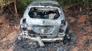 Veículo do policial foi encontrado carbonizado em área de mata em Itapecerica da Serra - Divulgação / PM