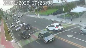 Motorista avançou sobre pedestre na faixa e fugiu após o atropelamento - Foto: Reprodução