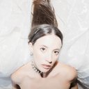 Flora é cantora, compositora e atriz, com dois álbuns lançados e circulação por festivais e palcos importantes da música brasileira. - Foto: Divulgação