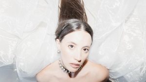 Flora é cantora, compositora e atriz, com dois álbuns lançados e circulação por festivais e palcos importantes da música brasileira. - Foto: Divulgação