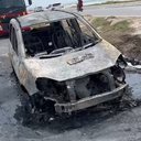 Veículo foi completamente destruído pelas chamas - Foto: Cortesia ao TNH1