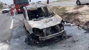 Veículo foi completamente destruído pelas chamas - Foto: Cortesia ao TNH1