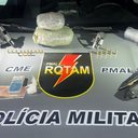 Foram apreendidos armas de fogo, munições e entorpecentes no local - Foto: Cortesia/PM