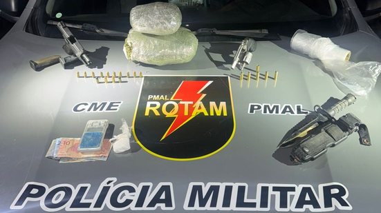 Foram apreendidos armas de fogo, munições e entorpecentes no local - Foto: Cortesia/PM