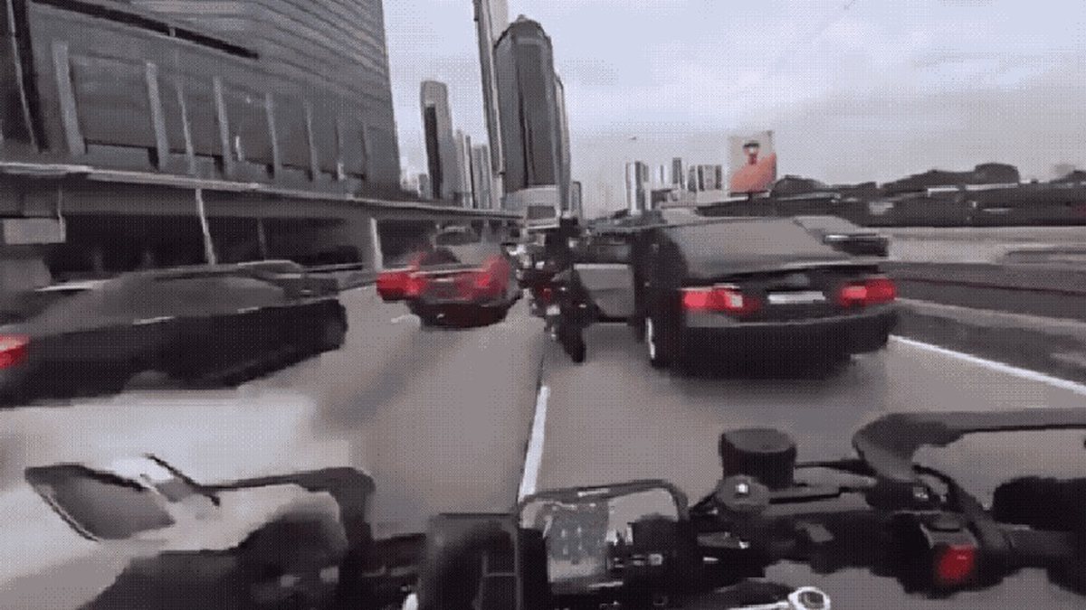 Vídeo: criança de 2 anos abre a porta de carro durante trânsito e derruba moto