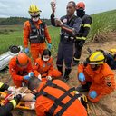 Imagem Mulher fica gravemente ferida após carrro capotar e cair em ribanceira, em Matriz de Camaragibe