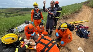 Imagem Mulher fica ferida após carro capotar e cair em ribanceira, em Matriz de Camaragibe